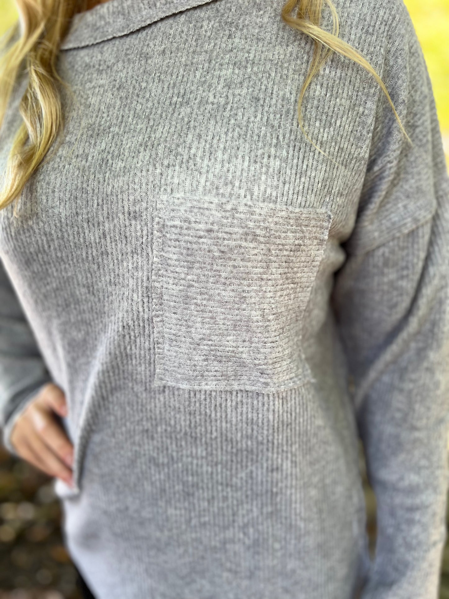 RIBBED BRUSHED MELANGE HACCI SWEATER WITH A POCKET