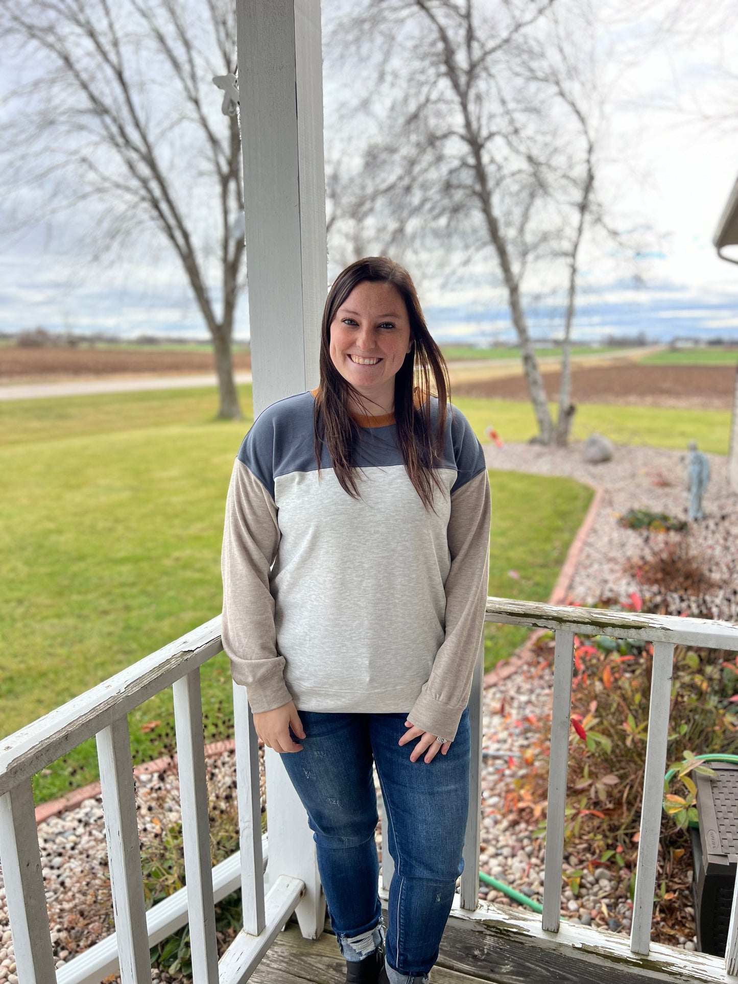 CREW NECK COLOR BLOCK FLEECE PULLOVER